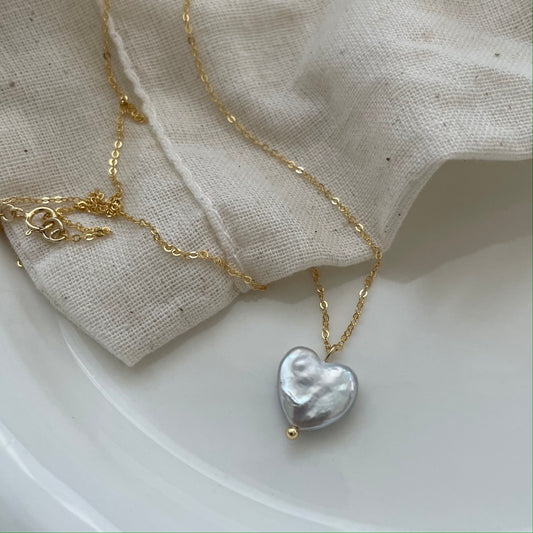 Collier de perles baroques en forme de cœur avec fermoir à anneau à ressort en or 14 carats