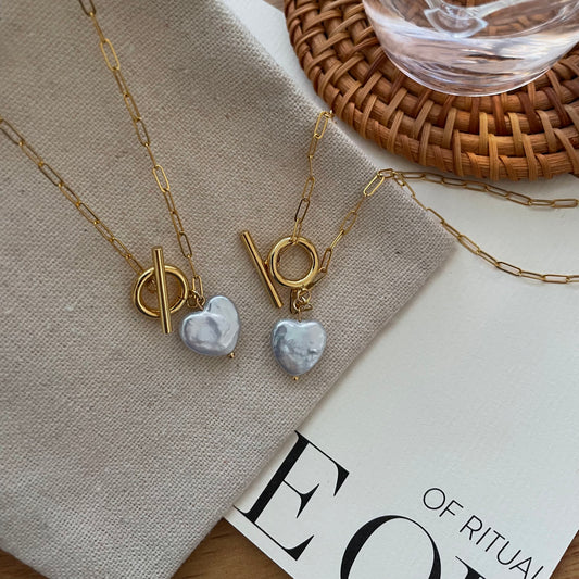 Collier de perles baroques en forme de cœur avec fermoir à bascule en or 14 carats